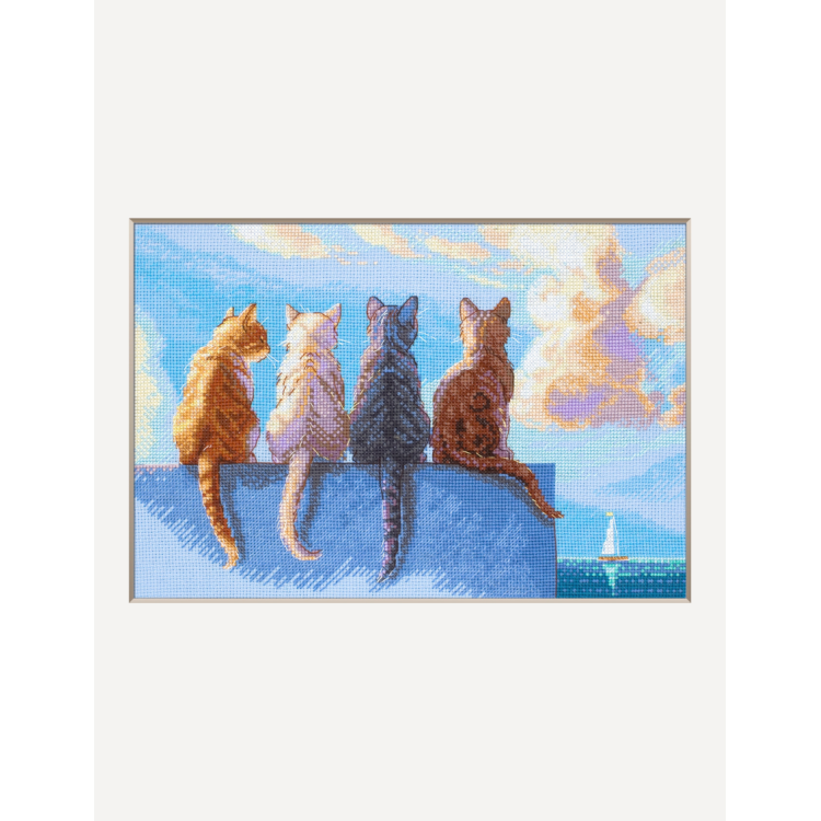 Kit de punto de cruz Aine SRA1034 Cats by the Sea con cuatro gatos sentados frente al mar bajo un cielo luminoso, bordado sobre tela Aida azul.