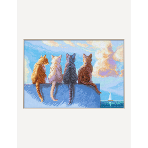 Kit de punto de cruz Aine SRA1034 Cats by the Sea con cuatro gatos sentados frente al mar bajo un cielo luminoso, bordado sobre tela Aida azul.