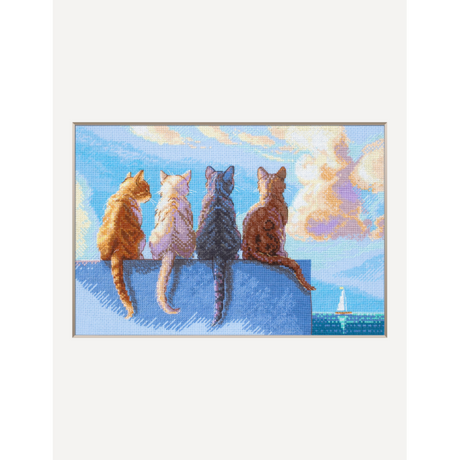 Kit de punto de cruz Aine SRA1034 Cats by the Sea con cuatro gatos sentados frente al mar bajo un cielo luminoso, bordado sobre tela Aida azul.