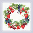 Kit de punto de cruz Riolis 2323 Wreath with Berries con corona de fresas, cerezas, arándanos y grosellas sobre Aida blanca.