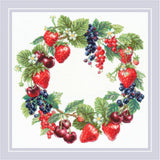 Kit de punto de cruz Riolis 2323 Wreath with Berries con corona de fresas, cerezas, arándanos y grosellas sobre Aida blanca.
