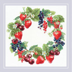 Kit de punto de cruz Riolis 2323 Wreath with Berries con corona de fresas, cerezas, arándanos y grosellas sobre Aida blanca.