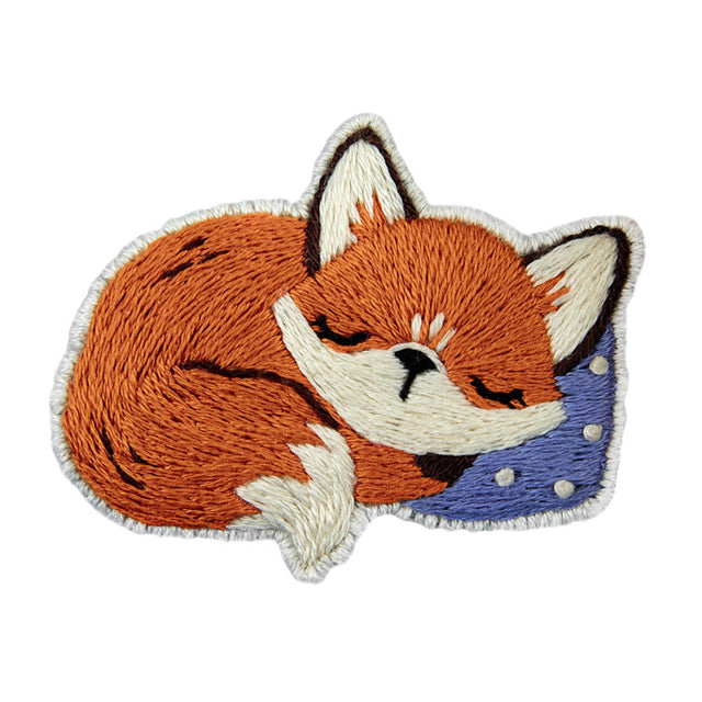 Kit de bordado PANNA Broche Zorro dormido PJK-2344 con zorro naranja dormido sobre un cojín morado