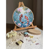 Kit de punto de cruz Andriana SANK-73 Carps and Lotuses – Carpas y Lotos 21,5x21,5 cm