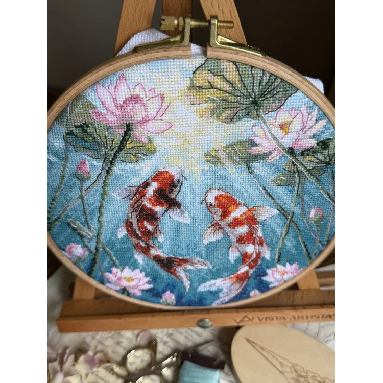 Kit de punto de cruz Andriana SANK-73 Carps and Lotuses – Carpas y Lotos 21,5x21,5 cm