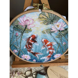 Kit de punto de cruz Andriana SANK-73 Carps and Lotuses – Carpas y Lotos 21,5x21,5 cm