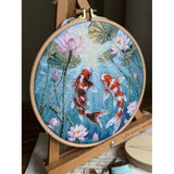 Kit de punto de cruz Andriana SANK-73 Carps and Lotuses – Carpas y Lotos 21,5x21,5 cm