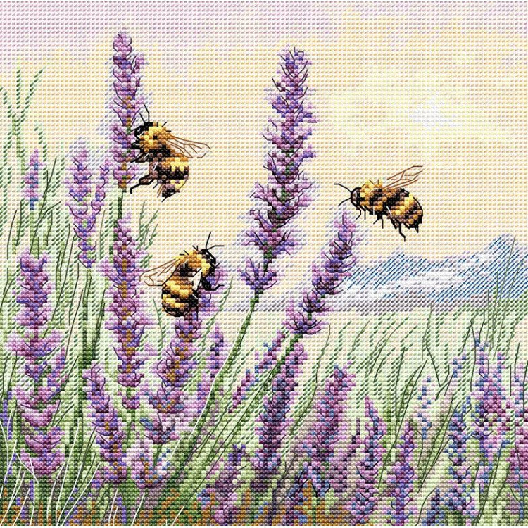 Kit de punto de cruz Summer Song Andriana SANL-27 con abejas volando entre flores de lavanda sobre tela Aida 16 ct
