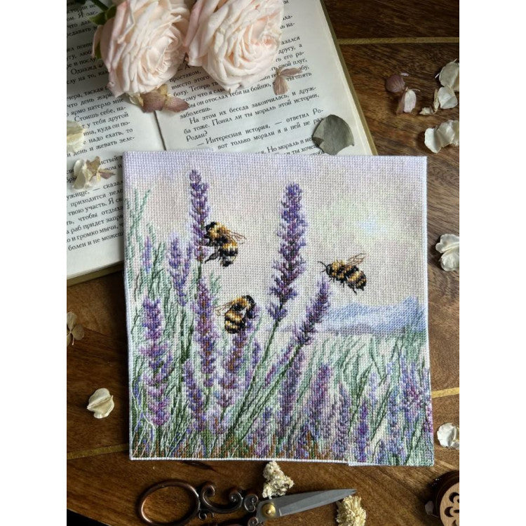 Kit de Punto de Cruz “Summer Song” Andriana SANL-27 – Abejas y lavanda 18,5x18,5 cm Aida 16 ct