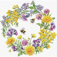 Kit de punto de cruz Field Wreath Andriana con corona de flores silvestres y abejorros sobre tela Aida 16 ct