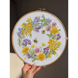Kit de Punto de Cruz “Field Wreath” Andriana SANP-77 – Corona floral silvestre 24,5x24,5 cm Aida 16 ct
