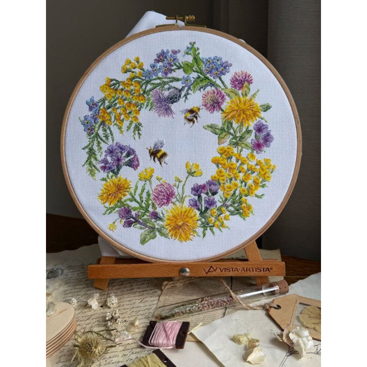 Kit de Punto de Cruz “Field Wreath” Andriana SANP-77 – Corona floral silvestre 24,5x24,5 cm Aida 16 ct