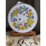 Kit de Punto de Cruz “Field Wreath” Andriana SANP-77 – Corona floral silvestre 24,5x24,5 cm Aida 16 ct