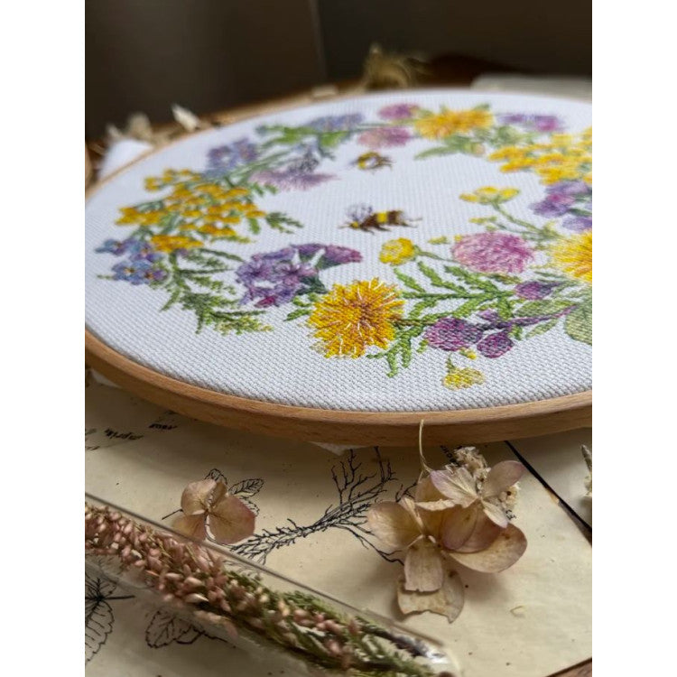 Kit de Punto de Cruz “Field Wreath” Andriana SANP-77 – Corona floral silvestre 24,5x24,5 cm Aida 16 ct