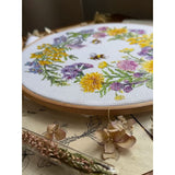 Kit de Punto de Cruz “Field Wreath” Andriana SANP-77 – Corona floral silvestre 24,5x24,5 cm Aida 16 ct