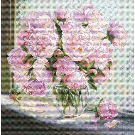 Kit de punto de cruz Andriana SANP-80 Peonies on the Window con peonías rosadas y blancas en jarrón transparente junto a una ventana.