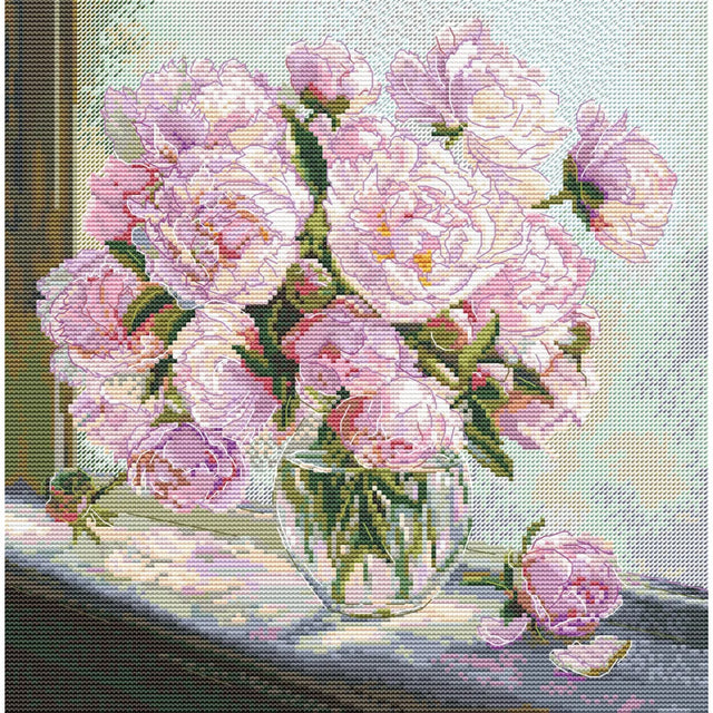 Kit de punto de cruz Andriana SANP-80 Peonies on the Window con peonías rosadas y blancas en jarrón transparente junto a una ventana.