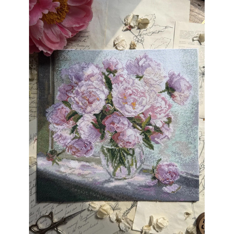 Kit de punto de cruz Andriana SANP-80 Peonies on the Window – Peonías en la Ventana 24,5x24,5 cm