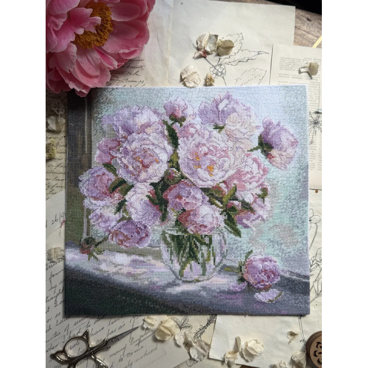 Kit de punto de cruz Andriana SANP-80 Peonies on the Window – Peonías en la Ventana 24,5x24,5 cm