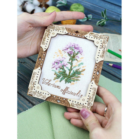 Kit de punto de cruz en base de madera Miniatura Valeriana – MP Studia SO-141
