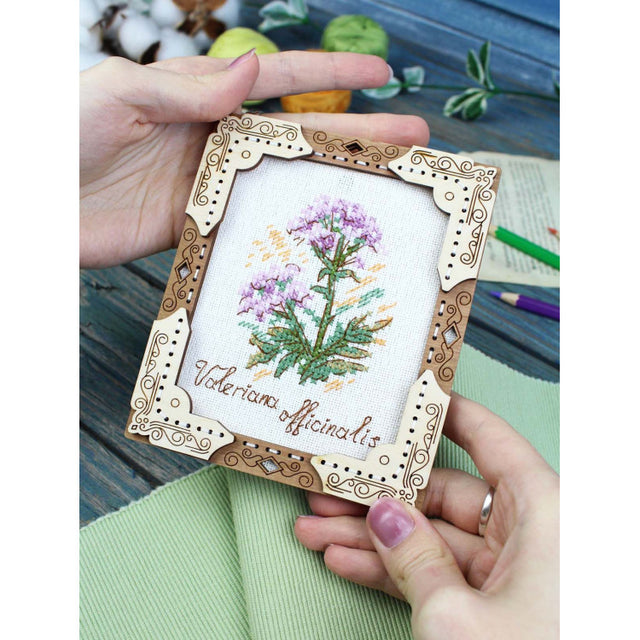 Kit de punto de cruz en base de madera Miniatura Valeriana – MP Studia SO-141