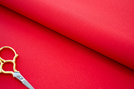 Tela AIDA roja Zweigart enrollada para proyectos de punto de cruz