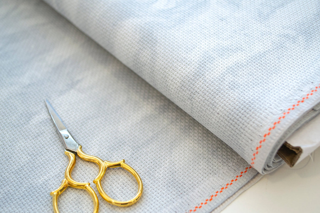 Vista detallada de la tela AIDA gris vintage marmoleada Zweigart.