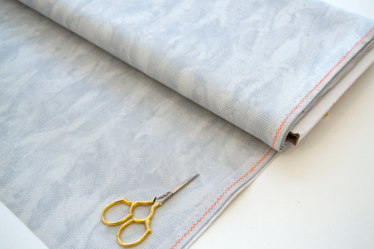 Tela AIDA marmoleada gris vintage Zweigart con accesorios de bordado