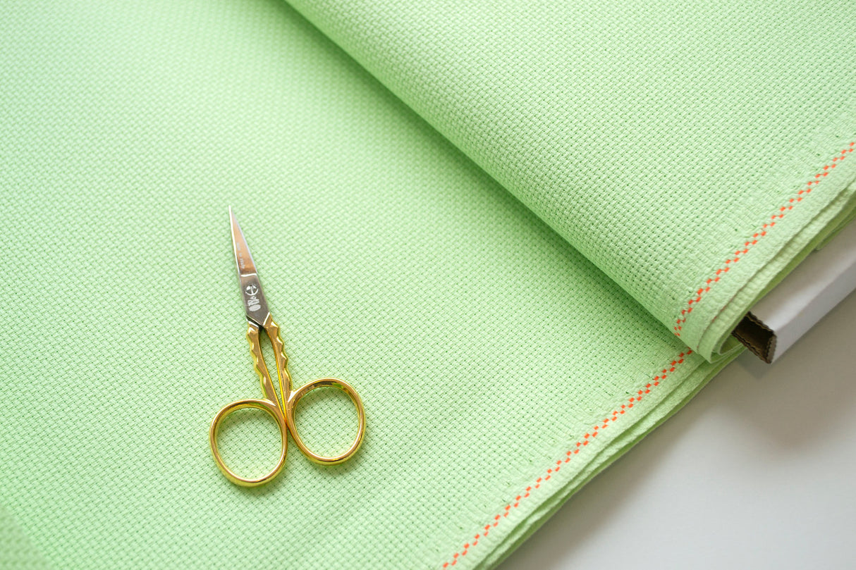 Color Lime 6122 de la tela Aida Stern Zweigart, tono similar al DMC 015