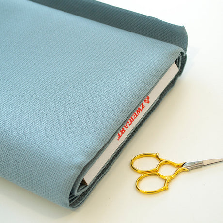 Detalle de la tela Stern-Aida 14 ct Zweigart color Misty Blue
