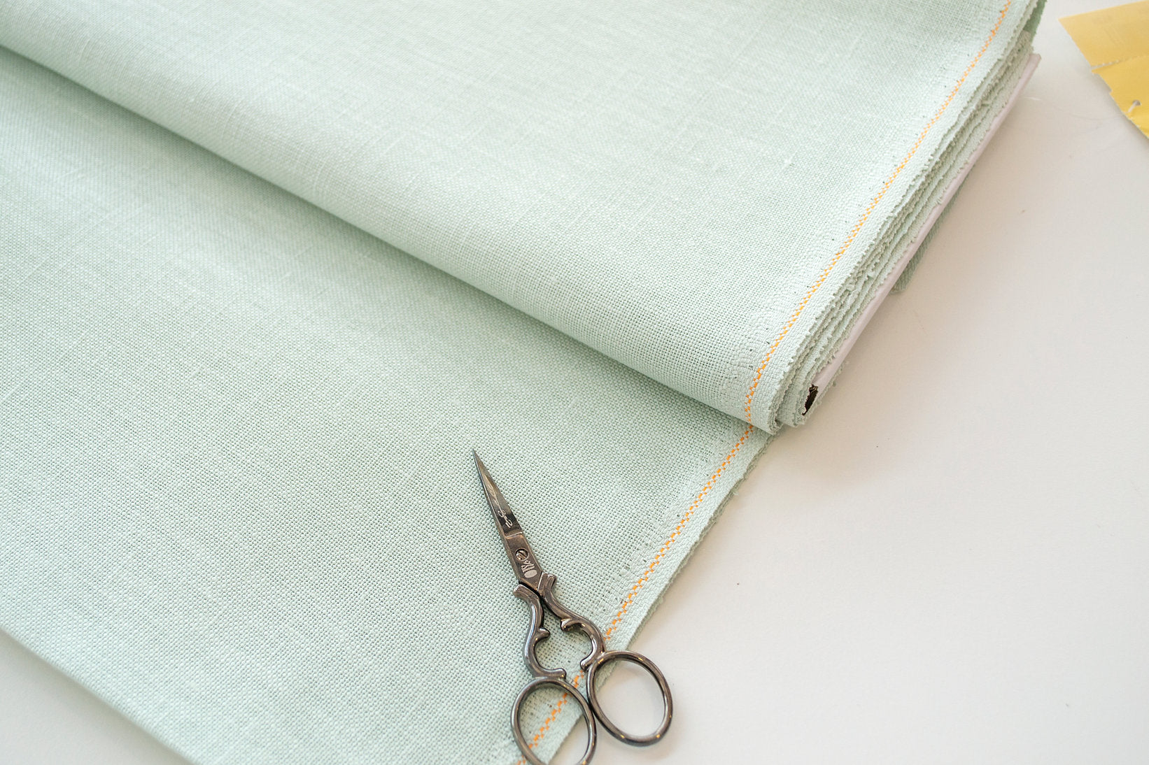 Detalle de la tela Cashel 28 ct Sapphire Green de lino ZWEIGART