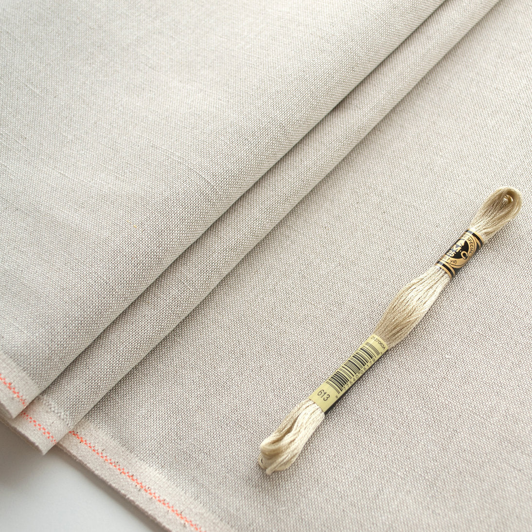 Detalle de la tela Lucan 32 ct de Zweigart, mezcla de lino y algodón