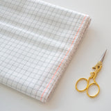 Detalle de la cuadrícula premarcada en la tela Lugana 25 ct Zweigart