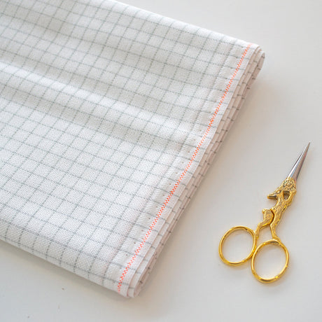 Detalle de la cuadrícula premarcada en la tela Lugana 25 ct Zweigart