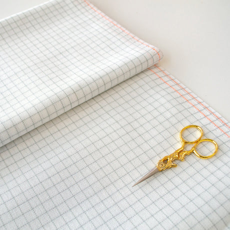 Tela Lugana 25 ct premarcada Grid Zweigart 3508/1219 plegada