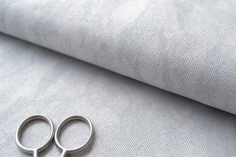 Tela Lugana 25 ct marmoleada Zweigart 3835/7729 plegada y textura