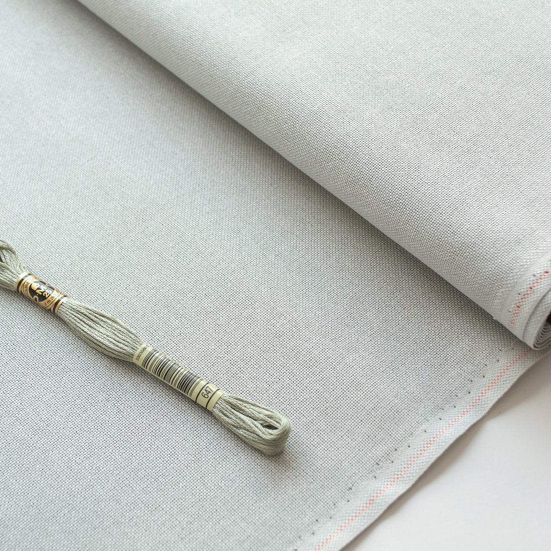 Detalle del borde de la tela Lugana 28 ct Zweigart Brittney 3270/7095