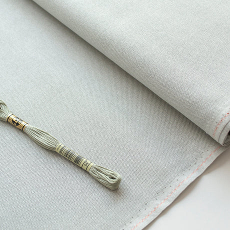 Detalle del borde de la tela Lugana 28 ct Zweigart Brittney 3270/7095