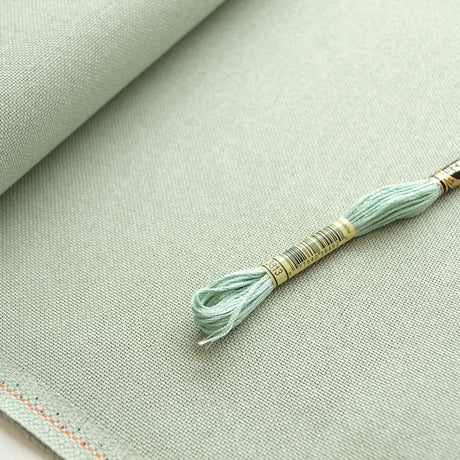 Tela Lugana Evenweave 25 ct Zweigart color verde 618 doblada