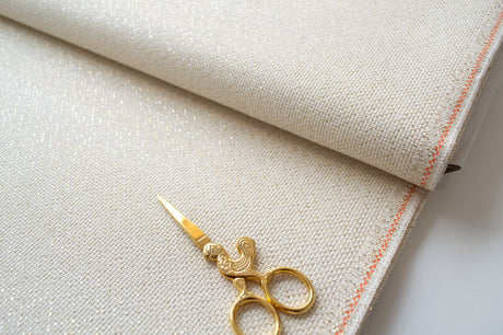 Tela dorada Zweigart Star-Aida ideal para bordados elegantes y decorativos