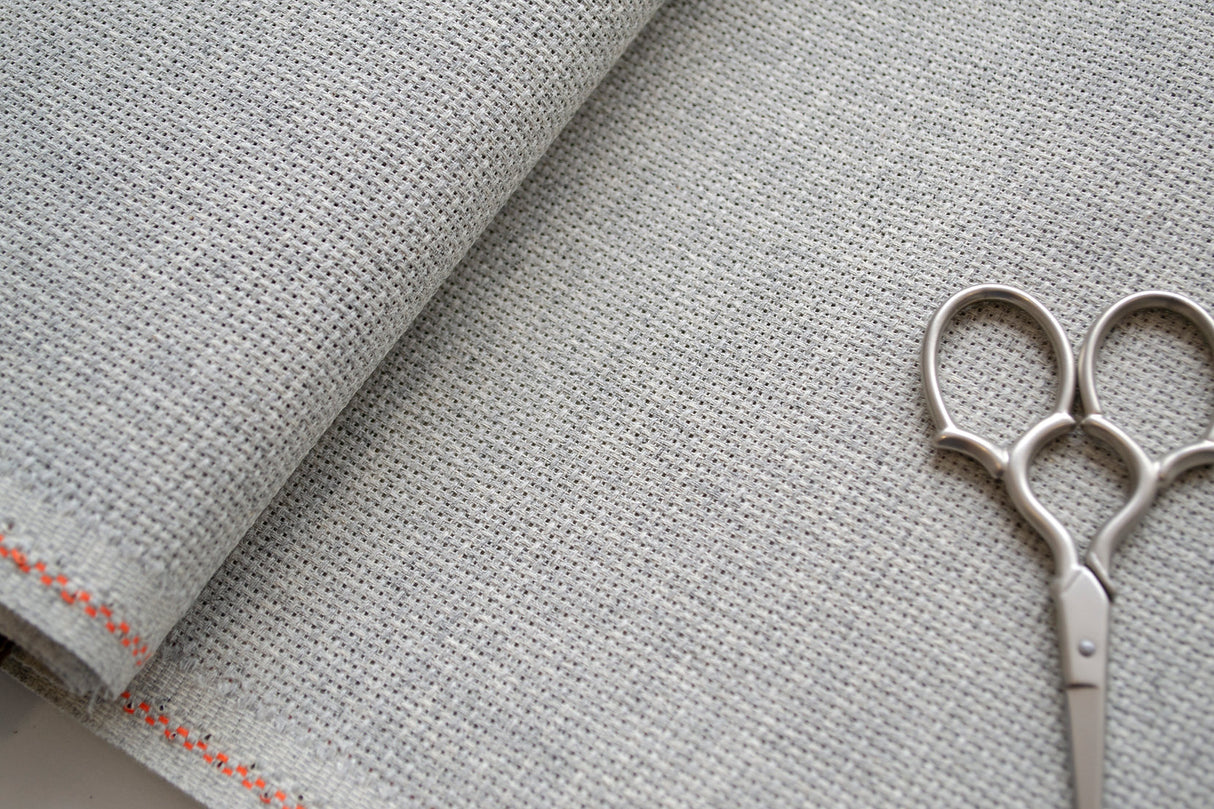 Detalle lateral de la tela Aida Yorkshire 14 ct Zweigart para punto de cruz