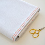 Detalle de la tela Star-Aida 14 ct Zweigart con brillo integrado