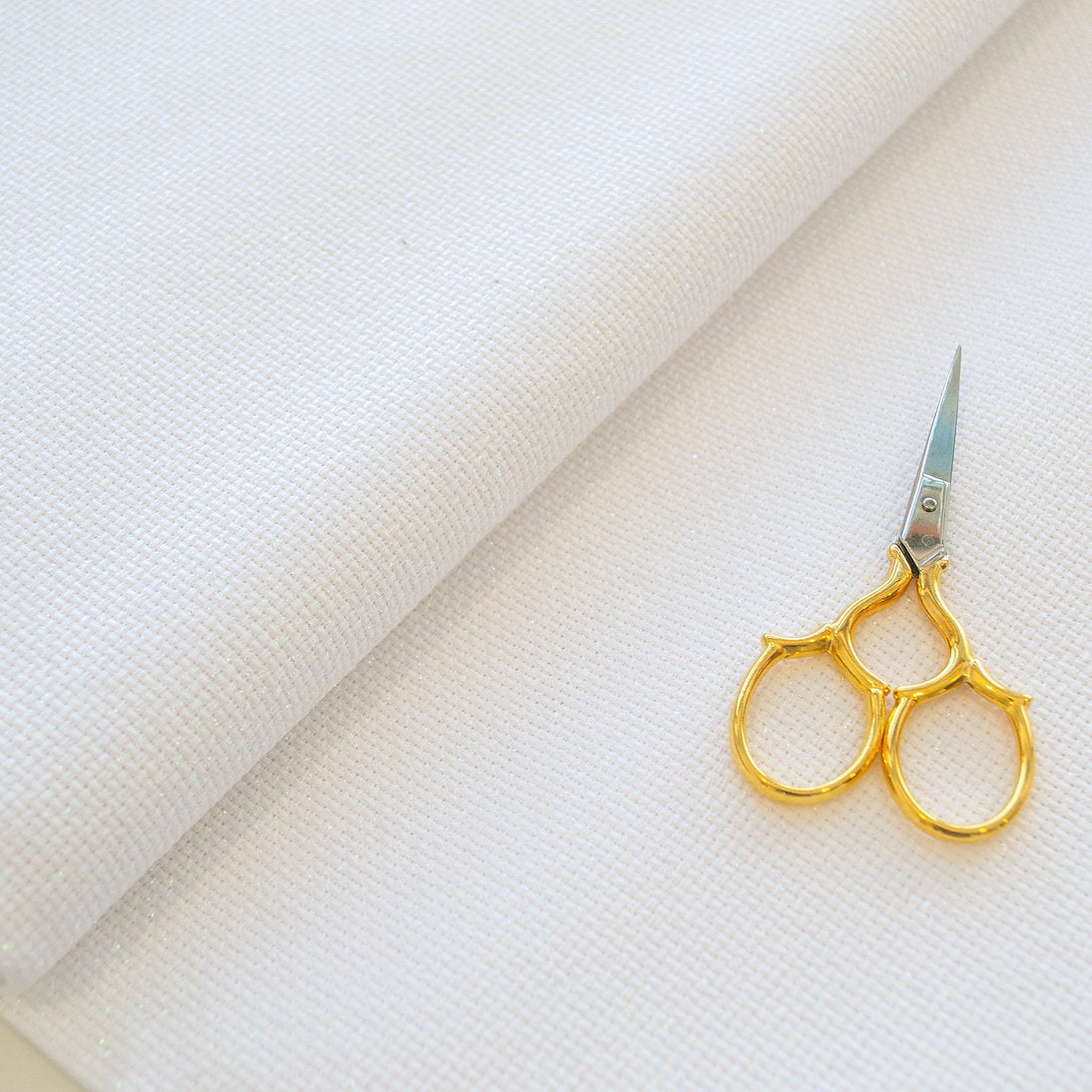 Detalle de la tela Star-Aida 14 ct Zweigart con hilo metálico