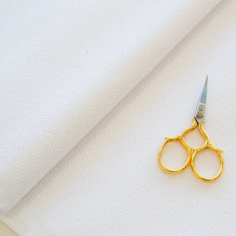 Detalle de la tela Star-Aida 14 ct Zweigart con hilo metálico