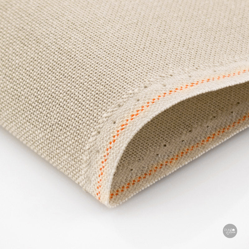 Detalle de la textura de la tela Lugana 28 ct Zweigart Light Mocha