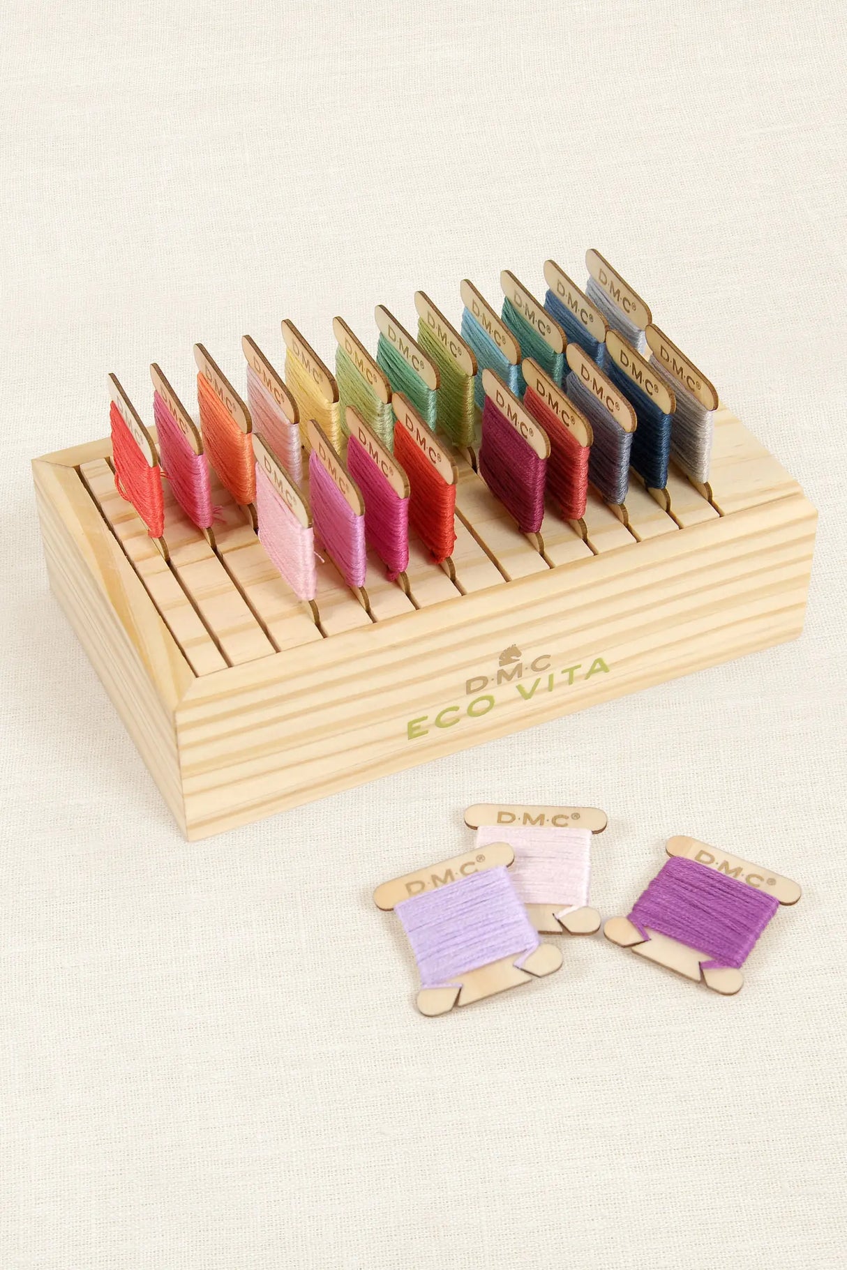 Boîte en bois DMC Eco Vita avec 24 bobines pour organiser les fils à broder