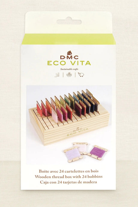 Caja de madera DMC Eco Vita con 24 bobinas de madera para organizar hilos de bordar y accesorios de costura.