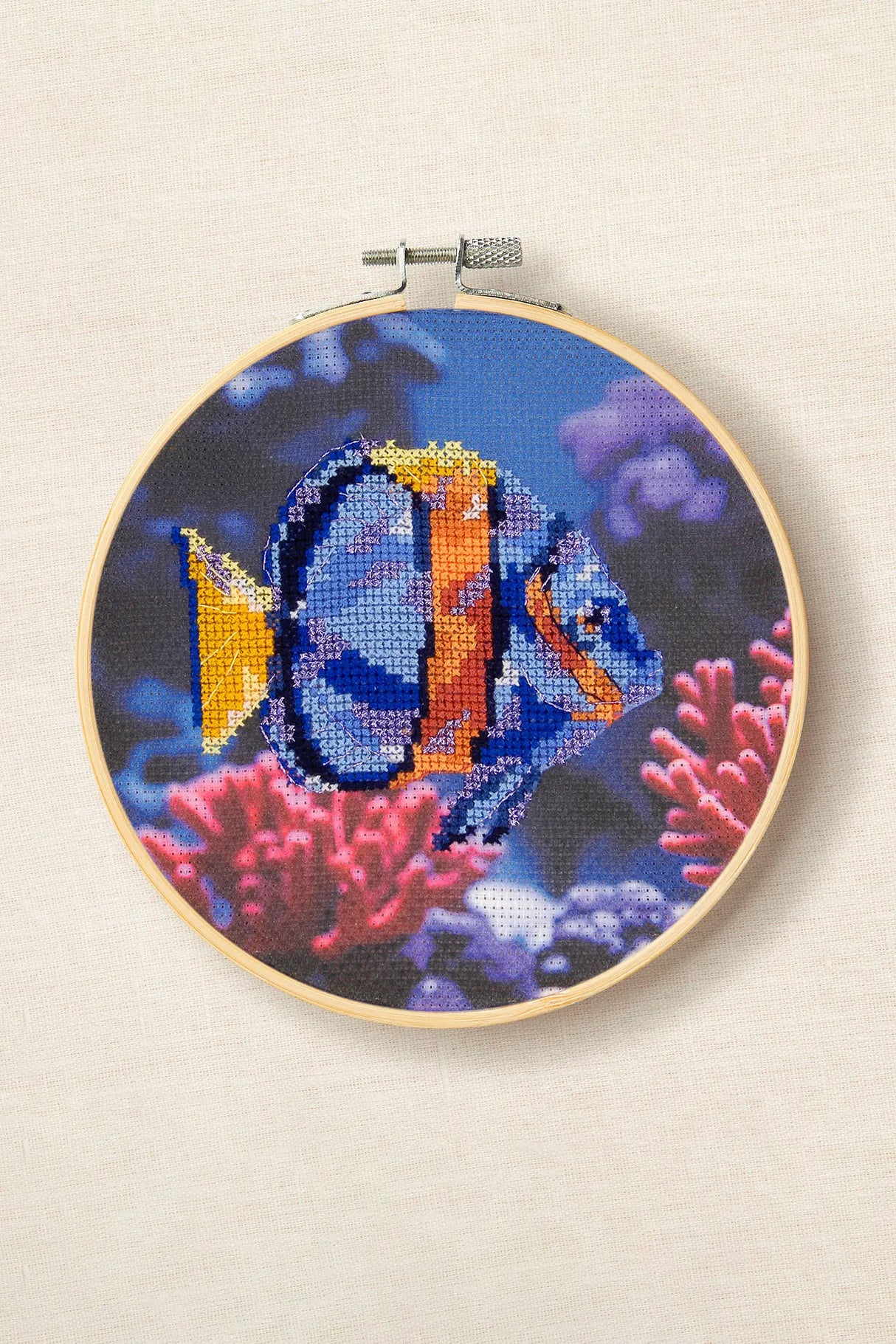Kit de punto de cruz DMC Pez tropical de Joanna Hateley con pez azul y naranja sobre fondo marino preimpreso
