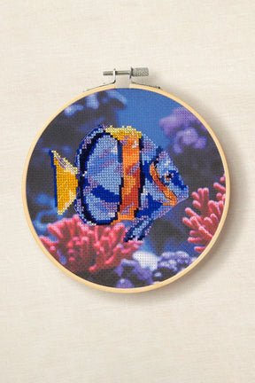 Kit de punto de cruz DMC Pez tropical de Joanna Hateley con pez azul y naranja sobre fondo marino preimpreso