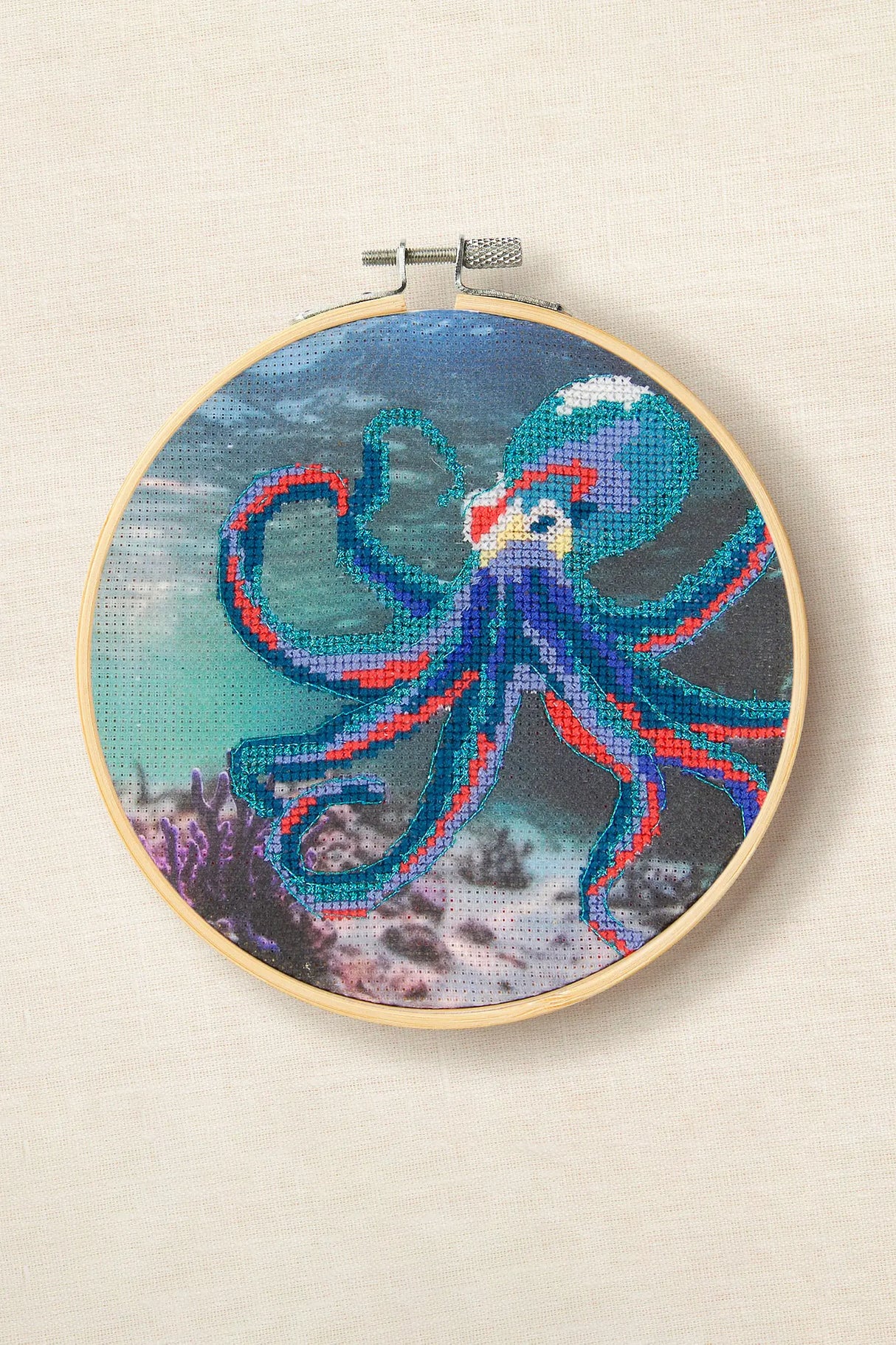 Kit de punto de cruz DMC Pulpo de Joanna Hateley con pulpo azul y rosa sobre fondo marino preimpreso